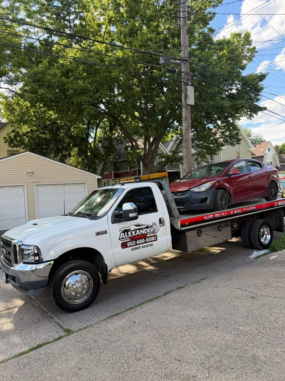 Remolque de vehículo con daños por colisión en Minnesota