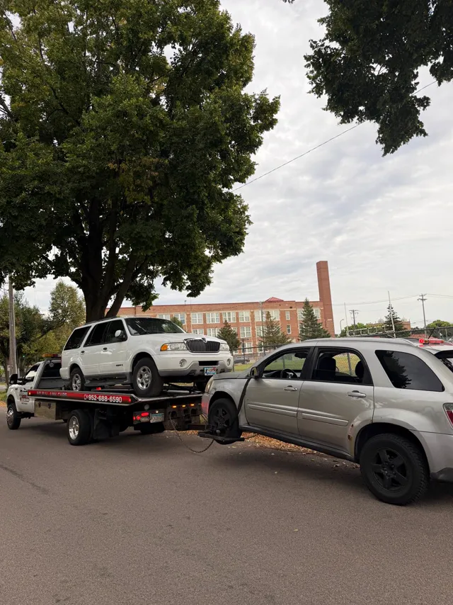 Dos vehículos remolcados a la vez en St. Paul, MN