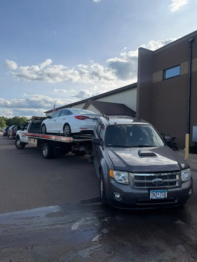 Vehículo recogido en un lote comercial de Eagan, MN
