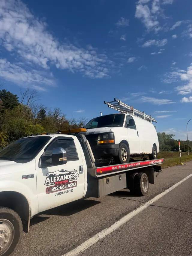 Van de trabajo Chevrolet Express remolcada en South St. Paul, MN