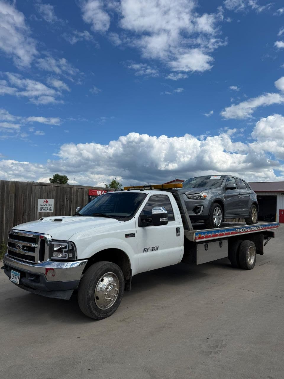 Remolque en plataforma de Mitsubishi SUV en Minnesota